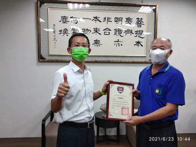 清水分局長張啟祥（左）致贈德光建設感謝狀。（清水分局提供／王文吉台中傳真）