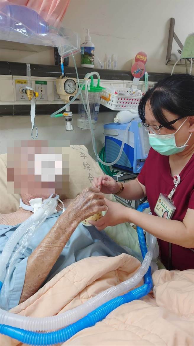 甲李综合医院胸腔内科主任黄朝新建议，疫情期间，健康民眾可每日监测血氧浓度，正常成人血氧饱和度约落在95％至100％，年长者约在95％。（大甲李综合医院提供／王文吉台中传真）