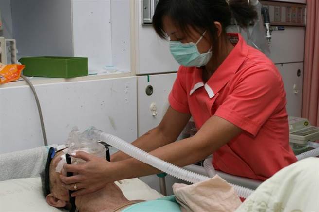 医护位患者进行呼吸照护。（大甲李综合医院提供／王文吉台中传真）