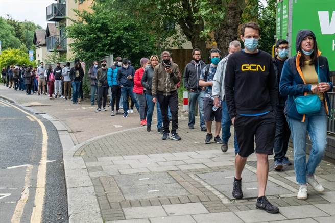 英国媒体报导，根据英格兰卫生局的官方报告，在所有被Delta病毒感染的患者中，50岁以下，注射两剂疫苗产生完整保护力的民眾，只占3%，而且无人死亡，显示牛津疫苗对Delta病毒的良好保护率。(图／新华社)