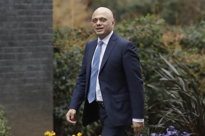 前財政大臣賈維德（Sajid Javid）已被任命為英國衛生大臣，接替今天辭職的衛生大臣韓考克（Matt Hancock）。(圖／美聯社)