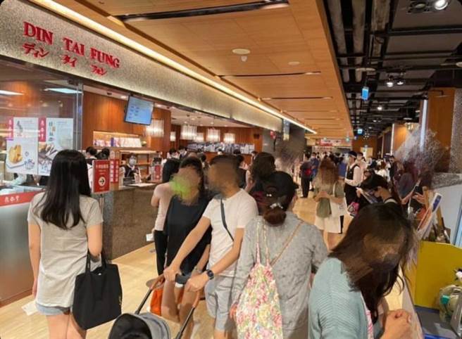 一名柜姐透露，近期百货公司人潮有增多迹象，令她相当傻眼「是自行解封吗？」（图／翻摄自Dcard）