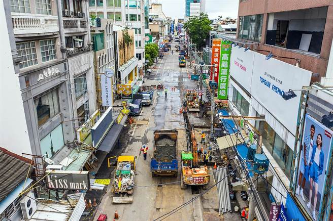 趁著三級警戒，嘉義市文化路夜市暫停營業，嘉義市政府與經濟部自來水公司第五區管理處、台電公司嘉義區營業處聯手推動「文化路自來水管老舊管線汰換」及「文化路架空電纜下地計畫」工程，把握時機整頓市容。（呂妍庭攝）
