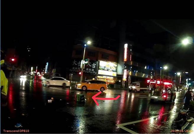 女外送員和汽車對撞後，左小腿骨折，外送的美食保溫袋掉在馬路上。（翻攝照片／石秀華高雄傳真）