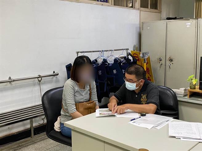 基隆市警察局第一分局第三组长许耀彬依死者特徵交叉比对后，发现线索。（基隆市警局提供／陈彩玲基隆传真）