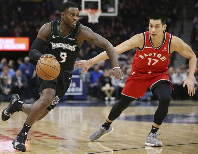 林书豪(右)将永远成为美国亚裔在职业篮坛的传说。（美联社资料照）