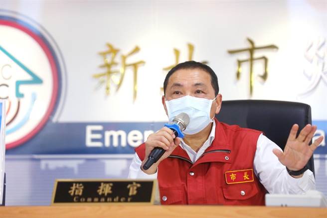 新北市长侯友宜调「管控于境内」4项重点，包括持续广筛、快速部署加强版疫苗、落实基因定序、长者赶快来打疫苗。（新北市政府提供）