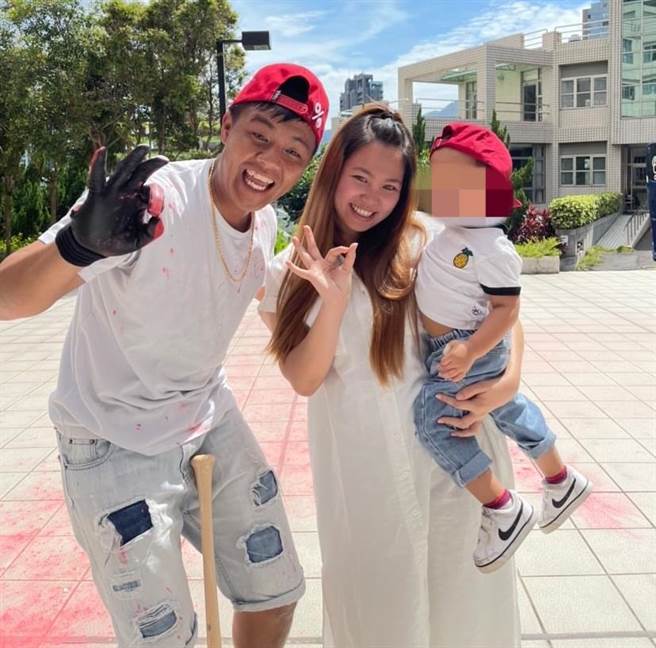 富邦悍将陈凯伦（左）与老婆、小孩一起公布第2胎性别。（陈凯伦提供）