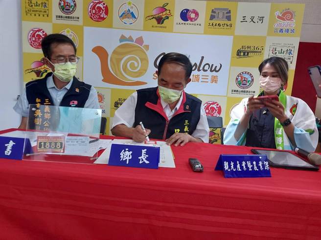 三義鄉長呂明忠日前以網路視訊方式與日本長野縣輕井澤觀光文化協會續簽2021年觀光文化教育交流備忘錄。（三義鄉公所提供／謝明俊苗栗傳真）