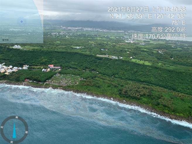 海保署27日空勘山海及红柴坑沿岸油污散布情形。（海保署提供／林瑞益高雄传真）