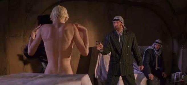 成龙把伊娃考伯的浴巾扯下，成功吸引歹徒的眼球。（图／《飞鹰计划》电影截图）