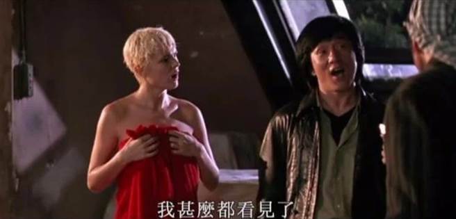 伊娃考伯很气成龙扯她浴巾。（图／《飞鹰计划》电影截图）