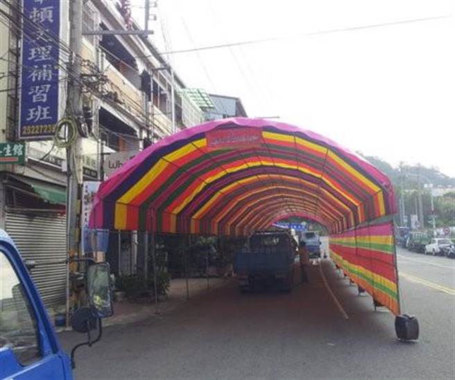 新北警局开办线上申请临时使用道路业务，减少民眾洽公染疫风险。（新北市交通警察大队提供）