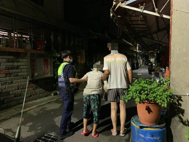 桃園八德1名老婦疑似疫情悶太久，跑出門後在超商門口迷路。（翻攝照片／賴佑維桃園傳真）