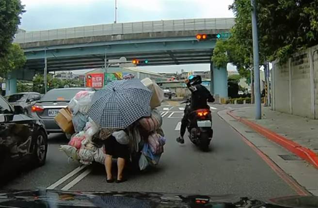骑士不满拾荒嬷挡路，竟对她比中指，不过事后骑士自知做错，已找到拾荒嬷当面道歉，阿嬷也表示原谅。（截自脸书《爆料公社公开版》影片）