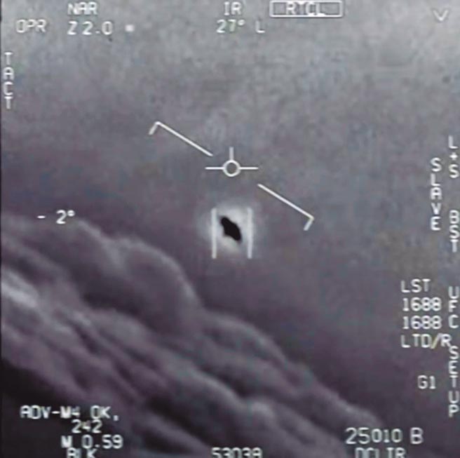 美國公布UFO調查報告，評估144起「不明空中現象」，並給出5種解釋，報告未排除UFO來自外太空的可能性。圖為美國防部曾公布3段經證明屬實的影片。（摘自美國國防部）