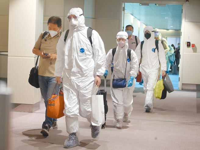 新冠肺炎Delta变异株（印度变异株）来势汹汹，中央流行疫情指挥中心宣布，自今日起全台提升入境人员检疫措施，在桃园机场入境管制区内，一群刚下机的旅客准备通关入境。（范扬光摄）