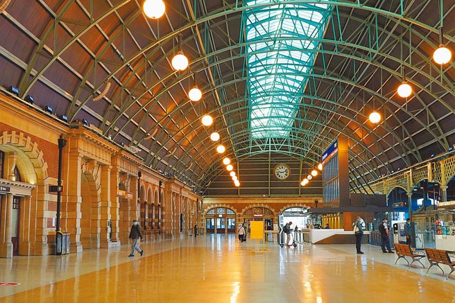 Delta變種病毒來勢洶洶，澳洲大雪梨地區自26日晚間6點起全面封城2星期。圖為雪梨市中央車站空蕩蕩的大廳。（路透）