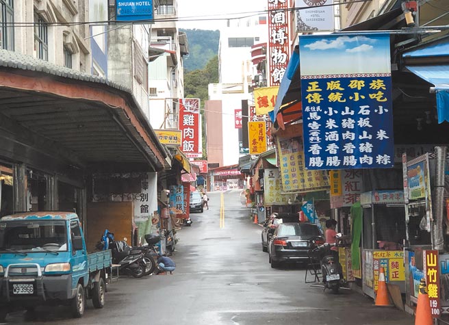 日月潭碼頭配合防疫關閉，商店街業者幾乎都關門休息，假日顯得冷清。（陳世宗攝）