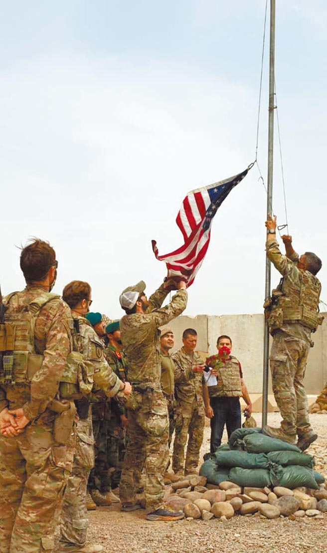 美國預定在9月11日「911」恐攻20周年之前，完成自阿富汗撤軍。圖為上月美軍士兵在阿富汗赫爾曼德省一處軍事基地降下美國國旗，從而向阿富汗國民軍移交這處軍事基地。（新華社）