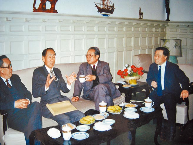 1993年時任台灣中國新聞學會理事長楚崧秋（左二）應中國記協邀請訪問北京，時任中國記協台港澳辦公室主任柏亢賓（右一）陪同。（取自中國記協網）