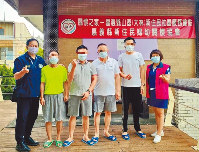 在澎湖外海發生船難獲救的4名陸籍船員，在嘉義縣新住民婦幼關懷協會理事長鄒宗瓊（右一）幫忙下得到良好照顧，26日已平安搭機返家。（移民署嘉義縣專勤隊提供）