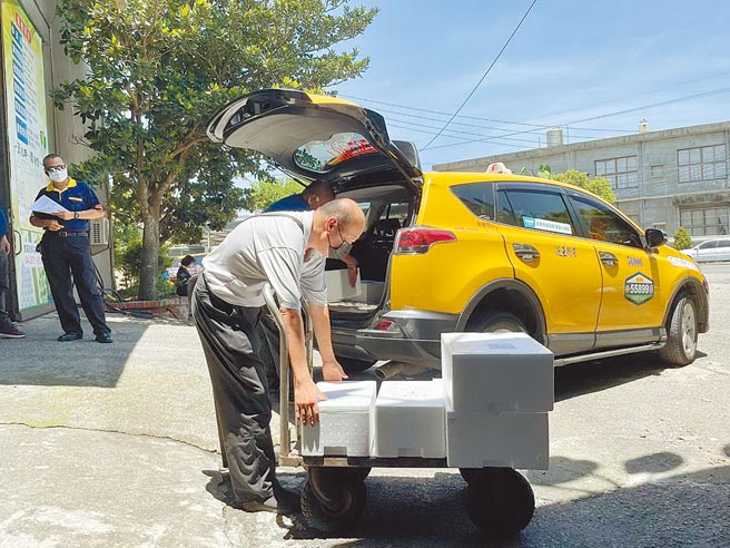 疫情期間，因應物流需求大增，中市推出小黃貨送到府，協助物流配送及外送餐點。（台中市交通局提供／陳淑芬台中傳真）
