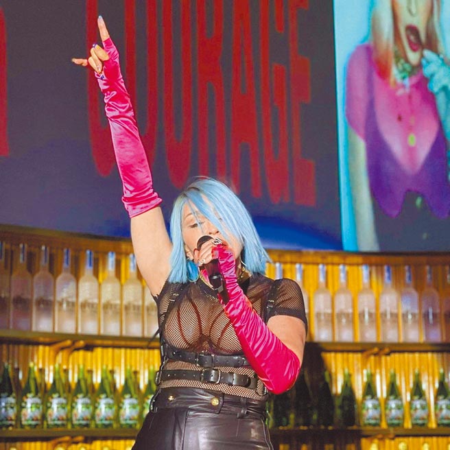 玛丹娜穿着火辣，忘情在夜店开唱。（摘自IG）