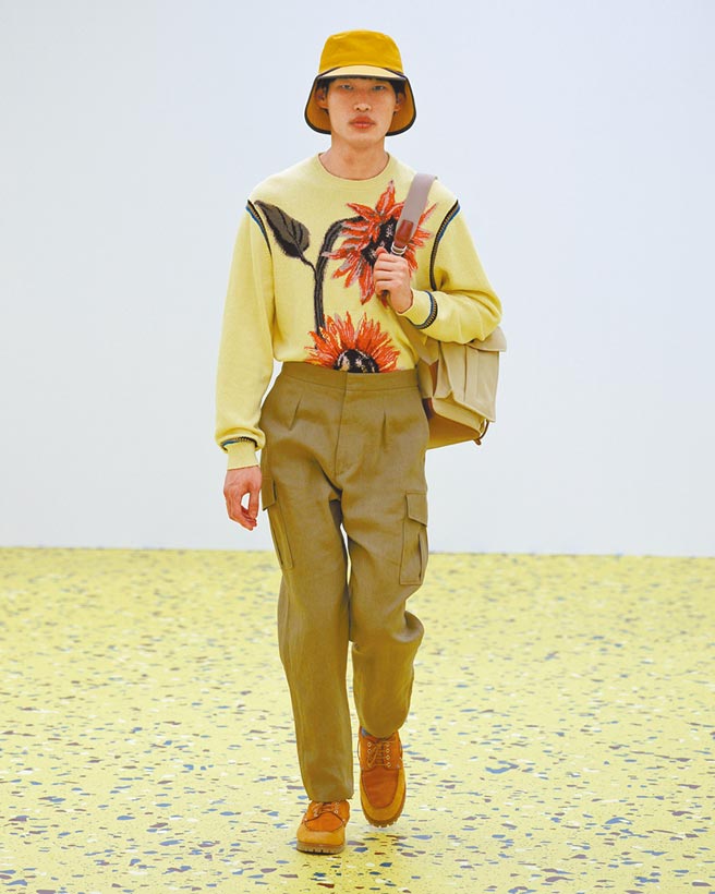 Paul Smith 2022春夏系列大量運用向日葵圖樣。（Paul Smith提供）