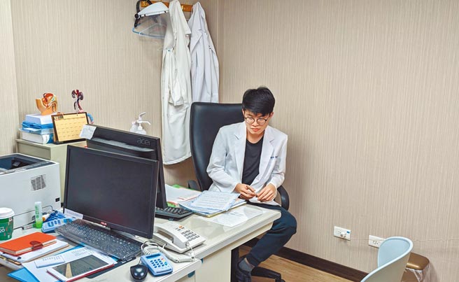 郑博文营养师表示，夏天应避免高糖、高脂肪的含奶类饮料。（荣易减重中心提供）