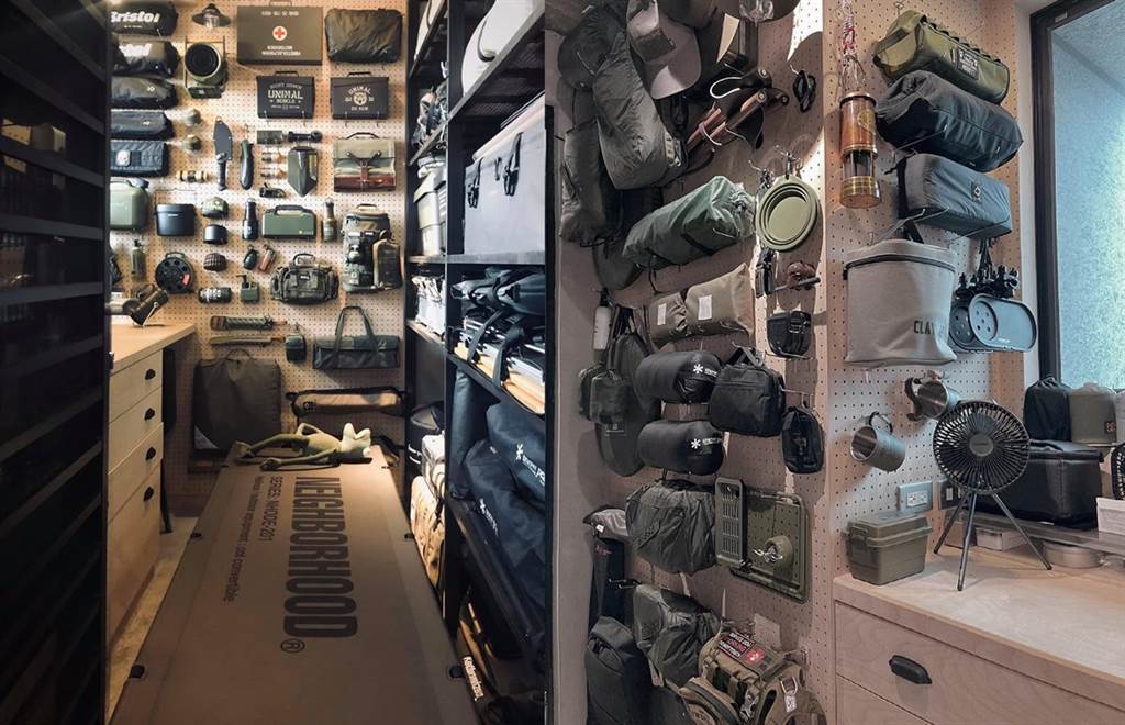 ▲網友訂製大面洞洞板牆並搭配鐵勾整齊收納。（圖片來源／陳博淞）

