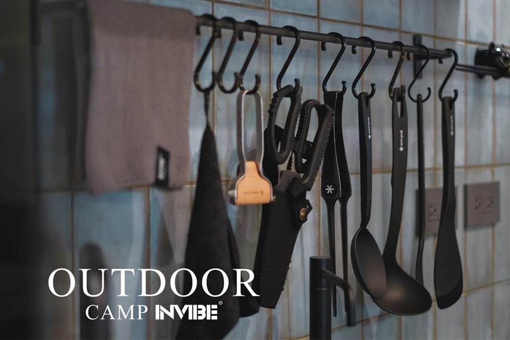 ▲為了增加露營用品的使用率，把廚房用品也全部換成露營的器具，增加臨場感。（圖片來源／陳博淞）