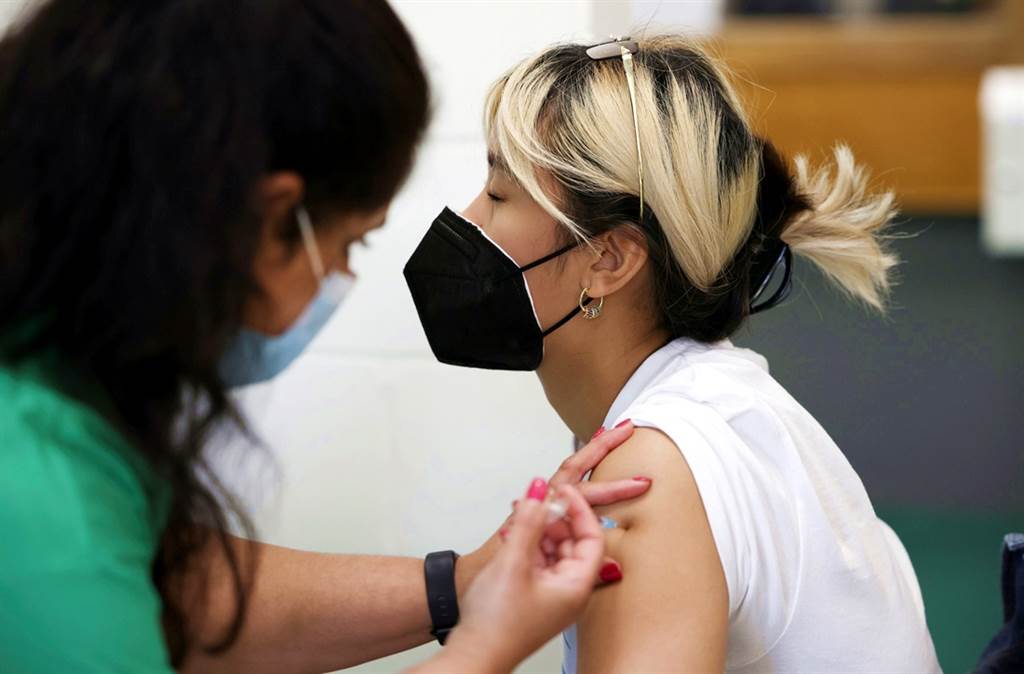 英格蘭公共衛生署（Public Health England）公布的最新數據顯示，感染Delta變種新冠病毒而不幸死亡的案例中，43%已經完整接種2劑疫苗。（資料照／路透社）