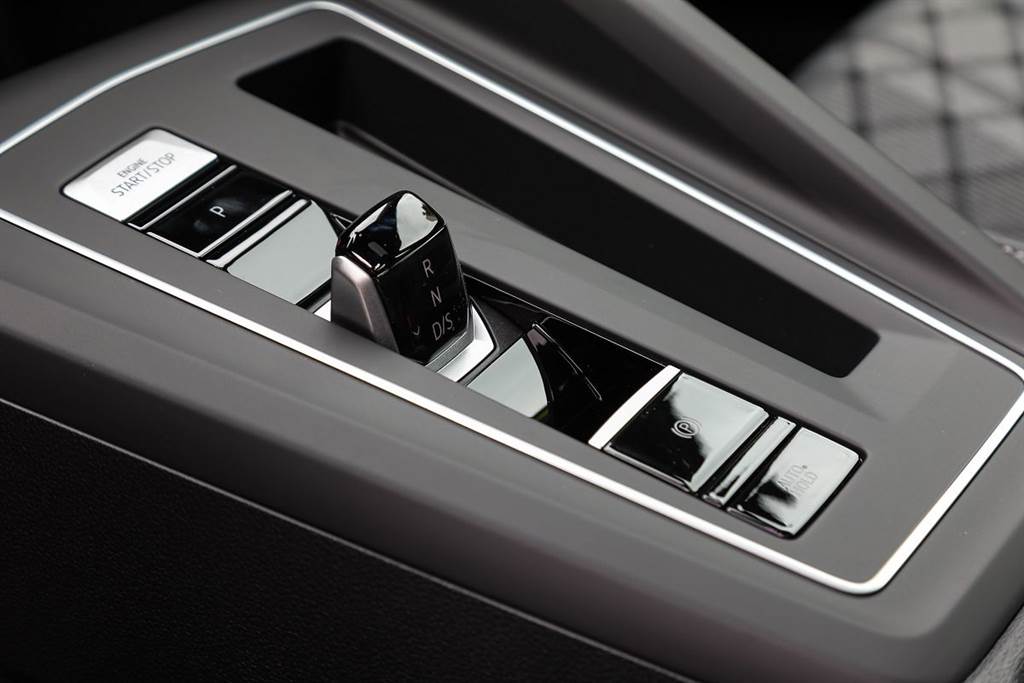 全面走向高級駕駛質感與科技度滿點：VW八代Golf 280 eTSI R-Line
