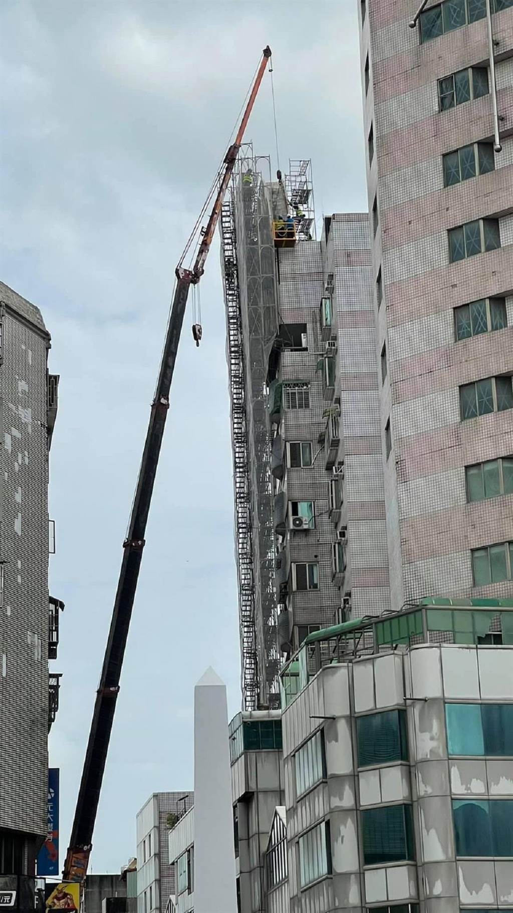 雲林縣北港鎮亞洲大樓頂樓帷幕牆嚴重傾斜，斥資近百萬元拆除。（縣議員蔡孟真服務處提供／張朝欣雲林傳真）