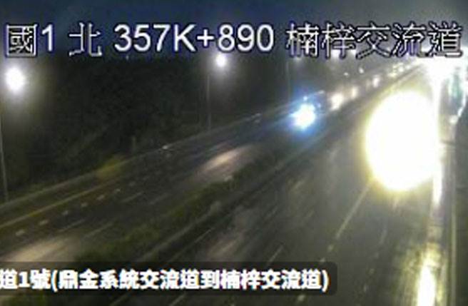 民眾騎腳踏車上國道遭撞死。圖為中山高北上事故附近路段。(翻攝國道攝影機)