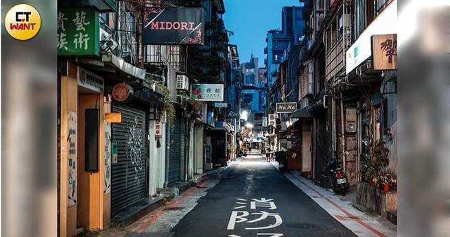 中山区条通区各家酒店都因疫情关系纷纷暂时歇业，许多在此上班的小姐感到相当无助。（图／林士杰摄）