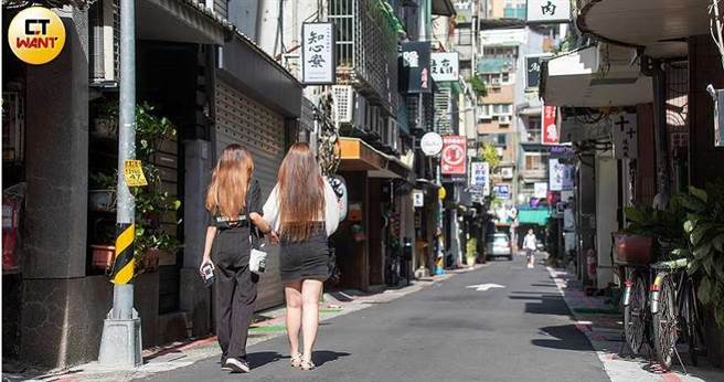 酒店妹小薇和諾兒走在蕭條的中山區條通感嘆沒有明天，透露打算冒著高風險遠赴澳洲，期盼政府也能重視八大行業的生存權。（圖／張文玠攝）