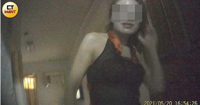 就算疫情蔓延，色情業者仍偷偷營業，本刊日前就直擊有樓鳳阿姊和按摩女郎冒著風險接客。（圖／本刊攝影組）