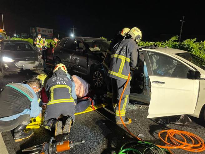 白色自小客车车辆爆胎停在国一北向彰化路段内侧车道，导致后方两辆车反应不及接连高速追撞，白色自小客车车尾严重变形扭曲，后座男女受困夹在车内，伤重当场失去生命迹象，送医仍不治。（彰化县消防局提供／谢琼云彰化传真）