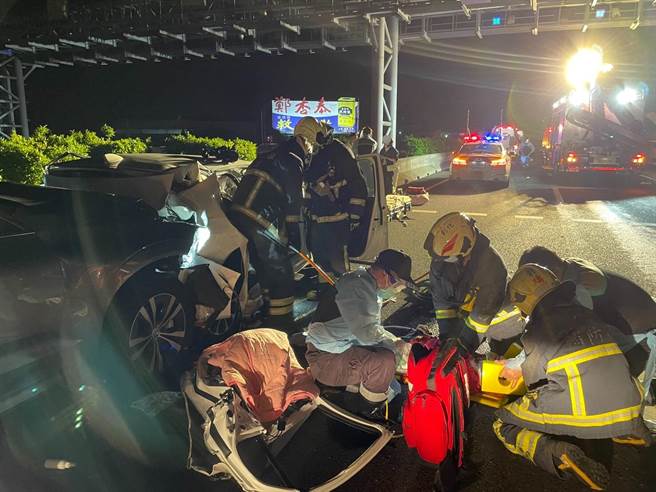 白色自小客车车辆爆胎停在国一北向彰化路段内侧车道，导致后方两辆车反应不及接连高速追撞，白色自小客车车尾严重变形扭曲，后座男女受困夹在车内，伤重当场失去生命迹象，送医仍不治。（彰化县消防局提供／谢琼云彰化传真）