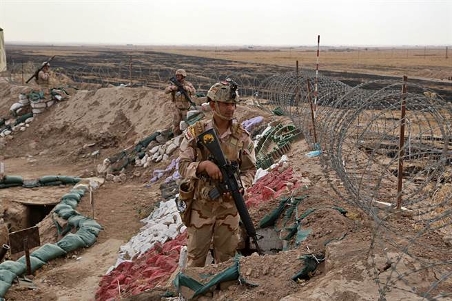 伊拉克安全部队戍守伊拉克与叙利亚边境的资料照。（美联社）
