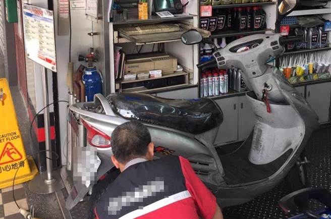 1名中年男子日前推著拋錨機車到1間機車行，他對機車行老闆說「不要碰我的車」，並要求對方用「猜」的判斷機車問題。（示意圖／資料照）