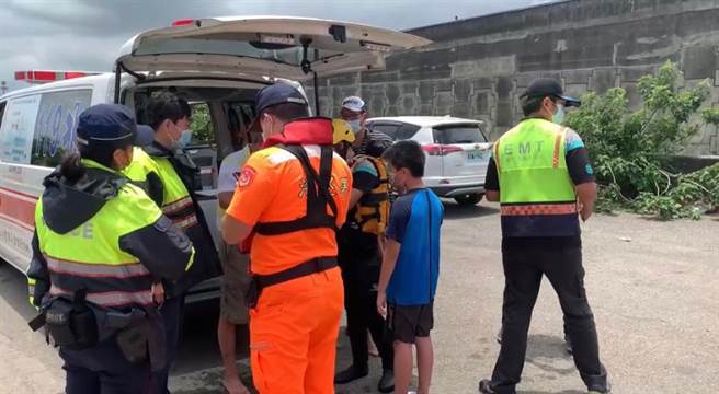 爺孫3人挖蛤蠣遇漲潮受困車頂，如水中行車揮手求援獲救。(海巡署提供)