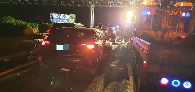 国道一号北向彰化路段昨晚发生重大追撞事故，酿2死3伤。（国道警方提供／谢琼云彰化传真）
