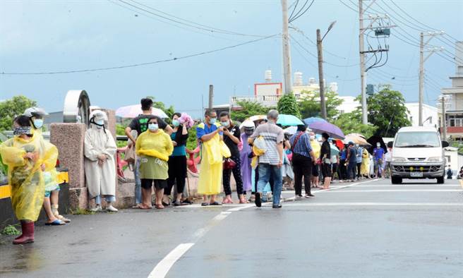 枋寮國小快篩站外排滿亟待篩檢民眾。(林和生攝)