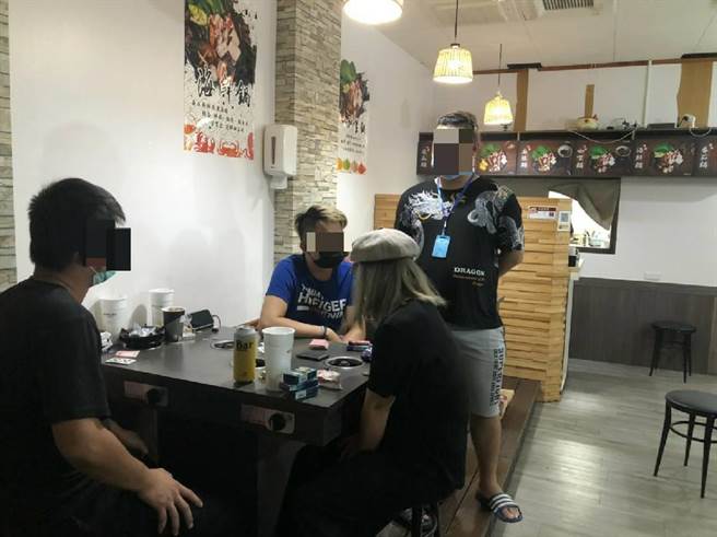 彰化市市区一家火锅店周日晚间没生意，6男女店内打牌玩妞妞遭警方查获送办。（警方提供／谢琼云彰化传真）