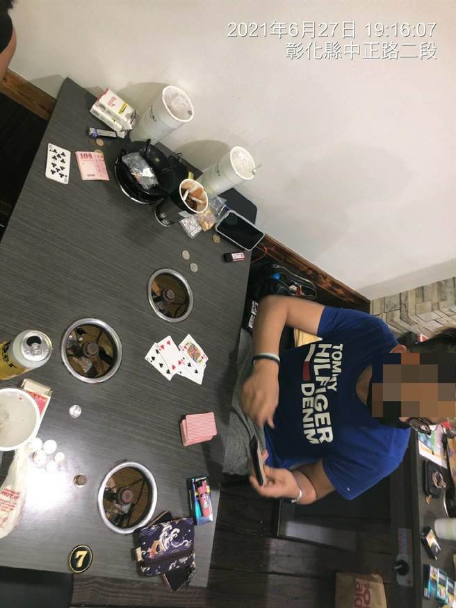 彰化市市区一家火锅店周日晚间没生意，6男女店内打牌玩妞妞遭警方查获送办。（警方提供／谢琼云彰化传真）