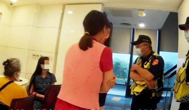 员警火速赶往现场，经与行员共同耐心解释及劝说，王妇终于打消匯款念头成功阻诈，惊险保住妇人积蓄。（警方提供／陈世宗台中传真）