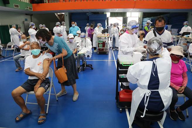 嘉义县7月1日起默德纳和AZ将同步施打，呼吁民眾踊跃接种。（嘉义县政府提供∕吕妍庭嘉义传真）